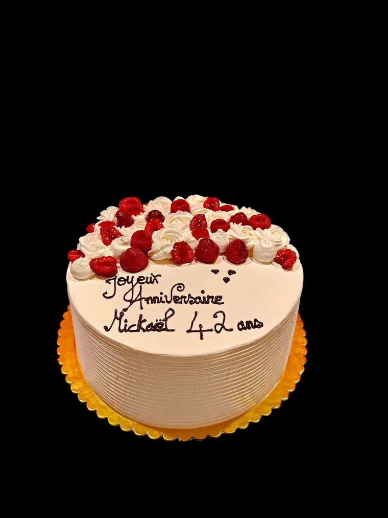 Gâteau à la crème blanche, framboises et cœurs en chocolat