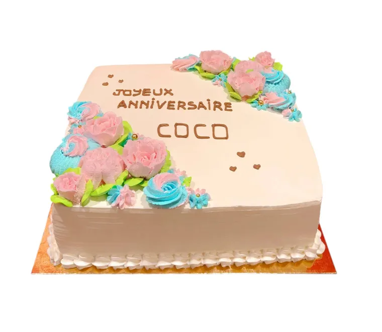 Gâteau carré crème, fleurs pastel travaillées à la poche