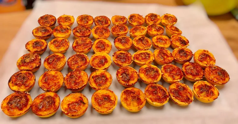 Mini-quiches dorées sorties du four